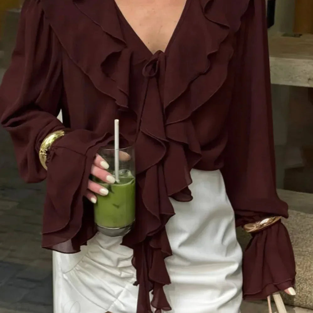 Blusa de gasa burdeos con volantes y escote en V con lazo delantero