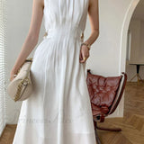Vestido midi moderno de manga larga adornado con botones.
