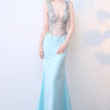 Vestido de noche largo azul transparente con escote en V pronunciado