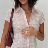 Blusa corta de cuadros, cintura ajustada, escote en pico y botones en la parte delantera.