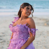 Vestido de noche con abertura en tul transparente con tirantes finos y abertura alta.