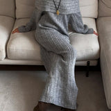 Elegante y minimalista vestido largo con hombros descubiertos en tejido de punto liso.