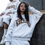 Sudadera con capucha forrada con estampado de leopardo y letras bordadas