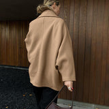 Abrigo de lana liso con cuello con muescas y mangas acampanadas
