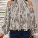 Elegante blusa de hombros descubiertos adornada con plumas para mujer