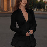 Elegante conjunto de falda y cuello alto, corte entallado, manga larga y cierre de cremallera.