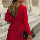 Gabardina Scarlet Charm: elegante, dinámica y ligera para mujer