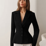 Blazer entallado con escote en pico y hombros acolchados, manga larga.