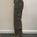 Pantalones cargo de mezclilla vintage con múltiples bolsillos y cintura media