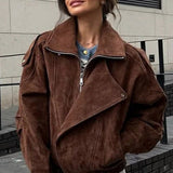 Chaqueta marrón relajada con corte holgado.