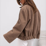 Abrigo de lana liso de moda con bolsillos elásticos y botones a presión.