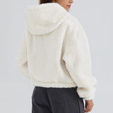 Chaqueta corta con cremallera y capucha mullida
