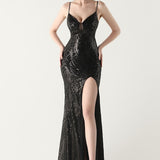 Vestido maxi sirena con lentejuelas y tirantes cruzados, escote en pico.
