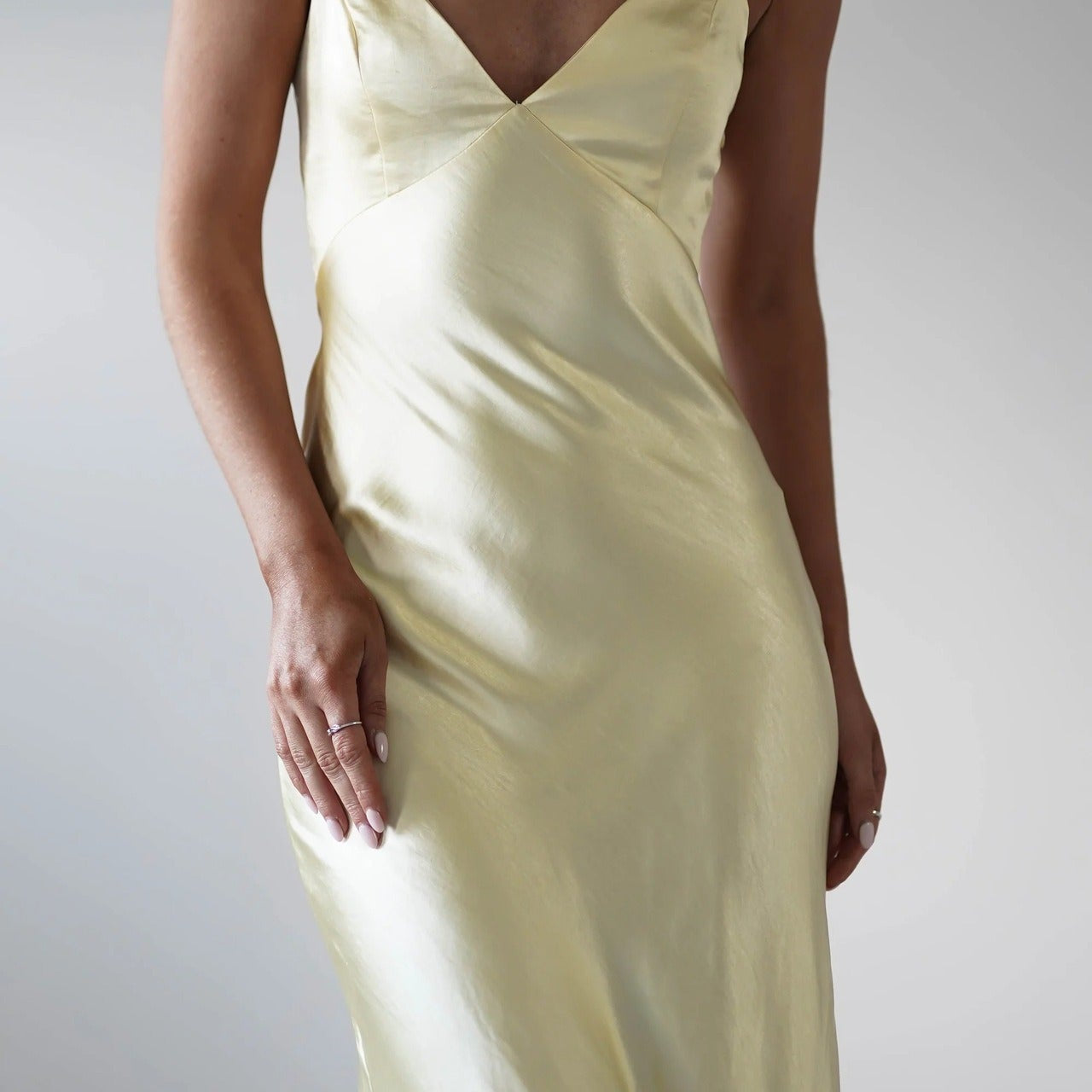 Vestido de noche de satén con espalda abierta y detalle de lazo.