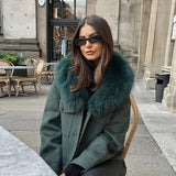Chaqueta de lana verde con cuello de piel extraíble