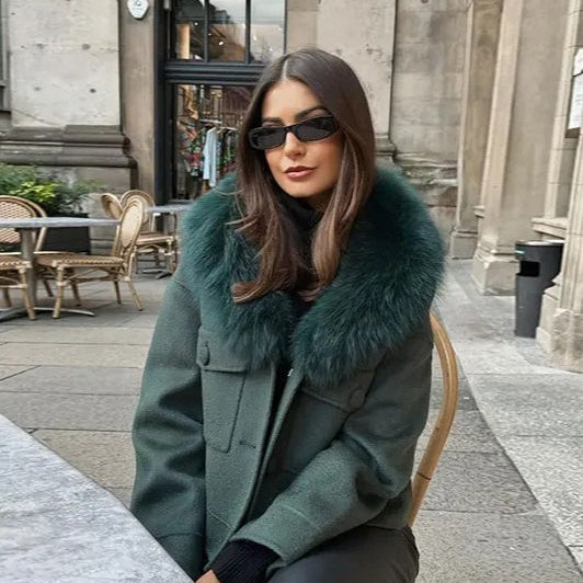 Chaqueta de lana verde con cuello de piel extraíble