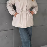 Chaqueta deportiva de ocio y exterior con cintura ajustable con cordón, ideal para montañismo y actividades al aire libre.