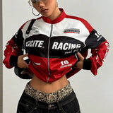 Elegante chaqueta de motociclista con mangas largas, cierre de cremallera y estampado de letras en bloques de color.