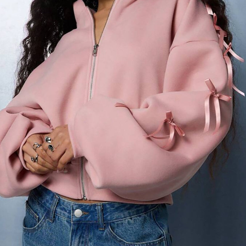 Sudadera con capucha y cremallera con lazo lateral bordado