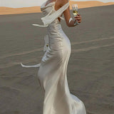 Elegante vestido largo sin espalda en satén floral liso