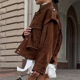 Chaqueta de ante con bolsillos y hombros anchos.