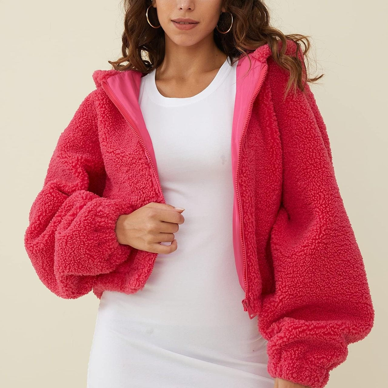 Chaqueta corta con cremallera y capucha mullida