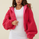 Chaqueta corta con cremallera y capucha mullida