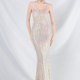 Elegante vestido largo con lentejuelas y tirantes finos.