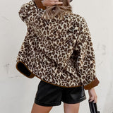 Chaqueta cálida de cuello redondo en polar con estampado de leopardo y paneles de sherpa.