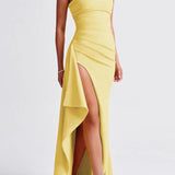 Vestido de noche sexy sin tirantes con abertura.