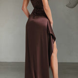 Elegante vestido largo con tirantes finos.