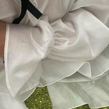 Blusa elegante y sexy con mangas acampanadas transparentes.