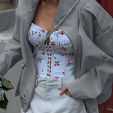 Chaqueta entallada con cuello alto y mangas largas.