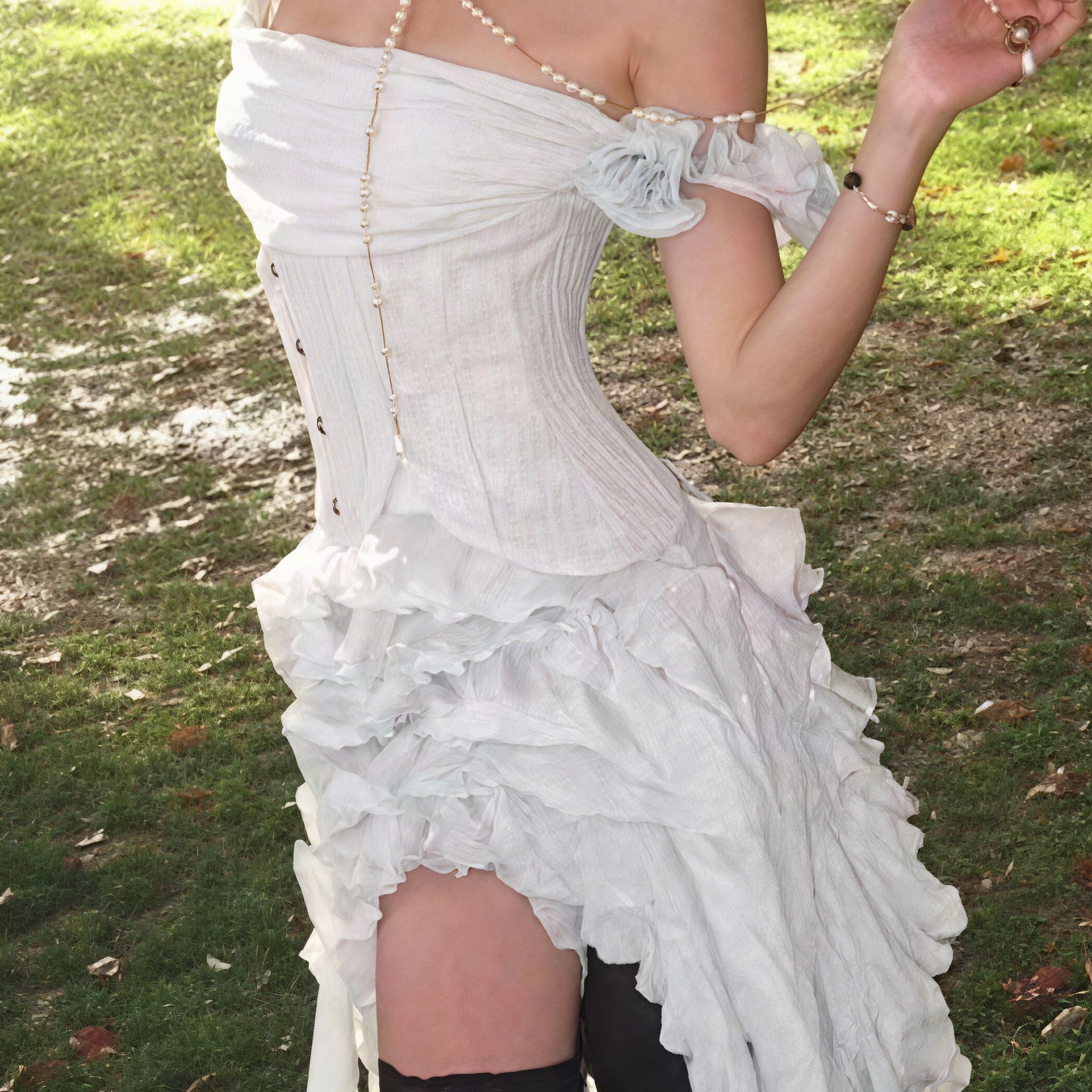Vestido corto y fluido con espalda descubierta y bajo asimétrico con flecos.