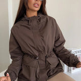 Chaqueta impermeable con capucha y cordón, corte holgado, informal, para senderismo al aire libre.
