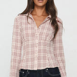 Blusa de cuadros, hombros clásicos, cintura entallada, mangas cortas y largas.