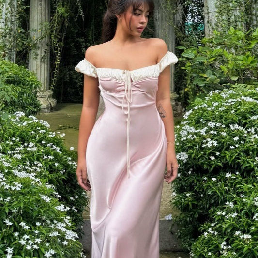 Vestido mini romántico, sin tirantes y ajustado de satén con cierre de lazo.