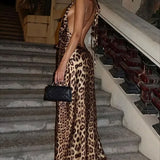 Vestido largo con estampado de leopardo, espalda descubierta, escote pronunciado y lazo.