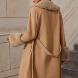 Gabardina de longitud media con cuello de piel y cinturón