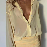Vestido camisero ajustado con cuello y corte entallado, minivestido