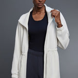 Chaqueta de largo medio con cuello alto y cintura con cordón Air Layer