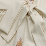 Minivestido étnico elegante con estampado paisley y escote en pico