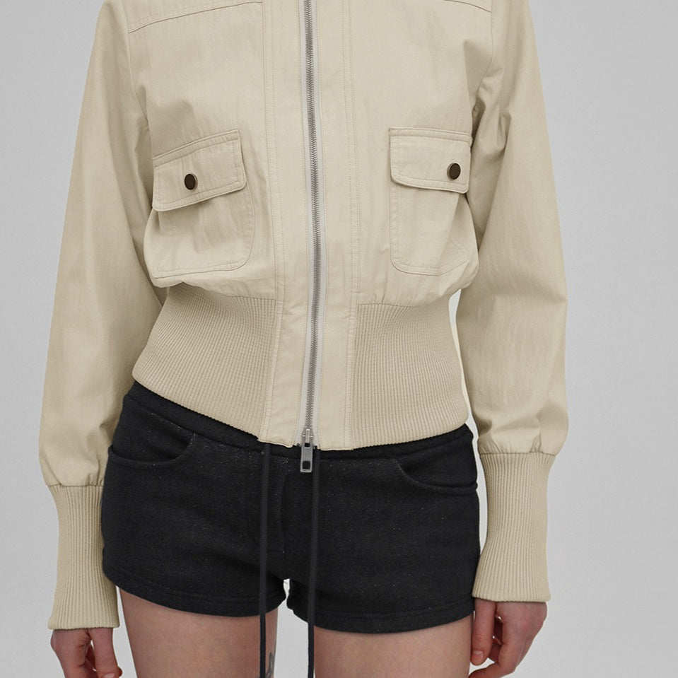 Chaqueta utilitaria con cinturón y bolsillos con cremallera.