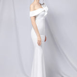 Vestido de noche largo estilo sirena con hombros descubiertos
