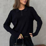 Blusa holgada con cuello polo jacquard y mangas largas.