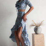 Conjunto de dos piezas: falda midi con estampado floral azul claro, abertura y volantes