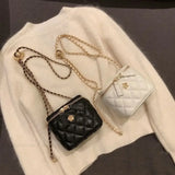 Bolso bandolera tipo cubo con cadena de camelia y diamantes