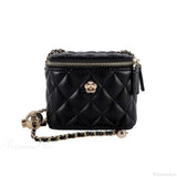 Bolso bandolera tipo cubo con cadena de camelia y diamantes