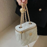 Bolso bandolera tipo cubo con cadena de camelia y diamantes