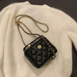 Bolso bandolera tipo cubo con cadena de camelia y diamantes